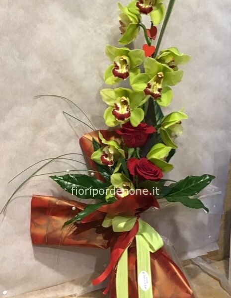Mazzo di fiori con cymbidium e rose
