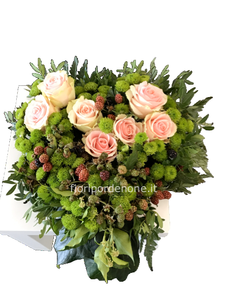 Cuore con rose rosa e verdi complementari