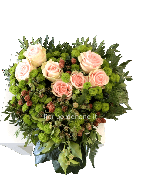 Cuore con rose rosa e verdi complementari